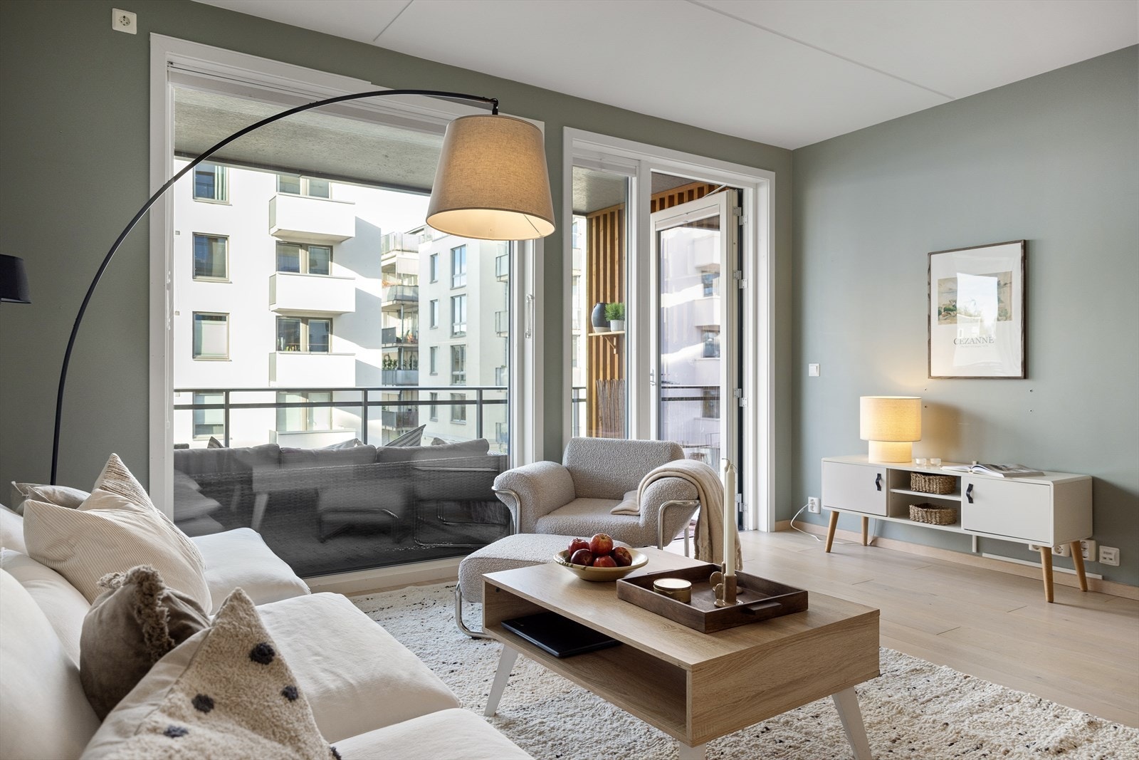 Her kan du enkelt innrede med sofagruppe, lenestoler og en tv-stasjon Galleribilde