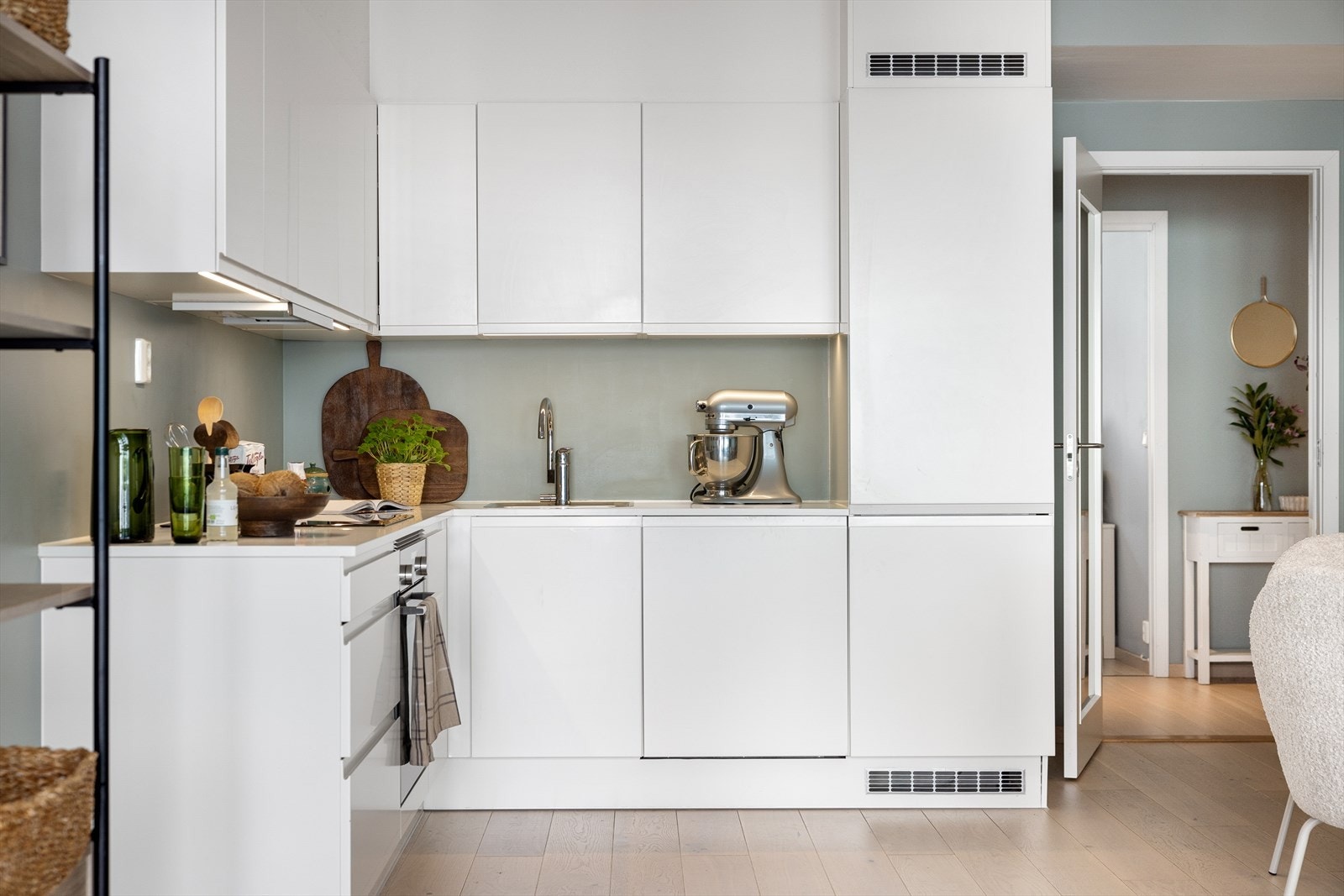 Kjøkkentet er innredet med mekanisk avtrekksvifte over stekesonen. Det er integrert oppvaskmaskin, kjøl/fryseskap, platetopp og stekovn Galleribilde