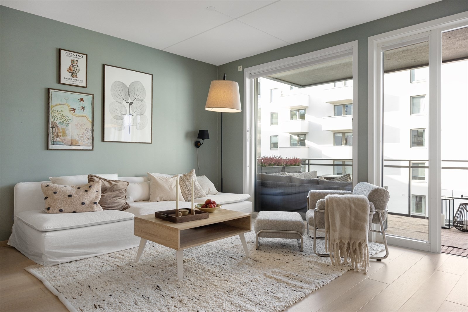 Store vinduer slipper inn rikelig med lys Galleribilde