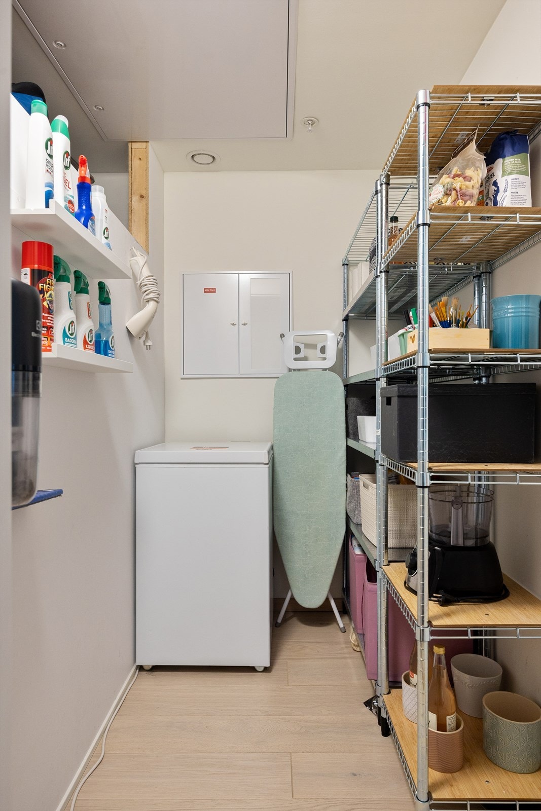 Meget praktisk spiskammers med god plass til lagring og en ekstra fryser Galleribilde