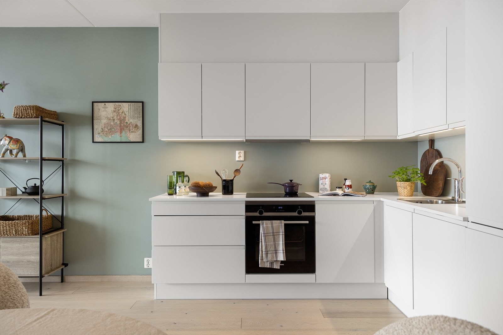 Moderne og pent kjøkken med glatte fronter fra HTH Galleribilde