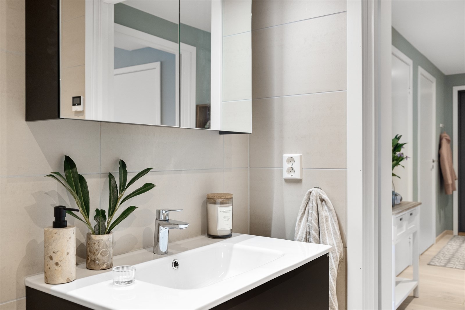 Pen servant med med ett greps blandebatteri fra Grohe. God lagring i speilskap og servantskap Galleribilde