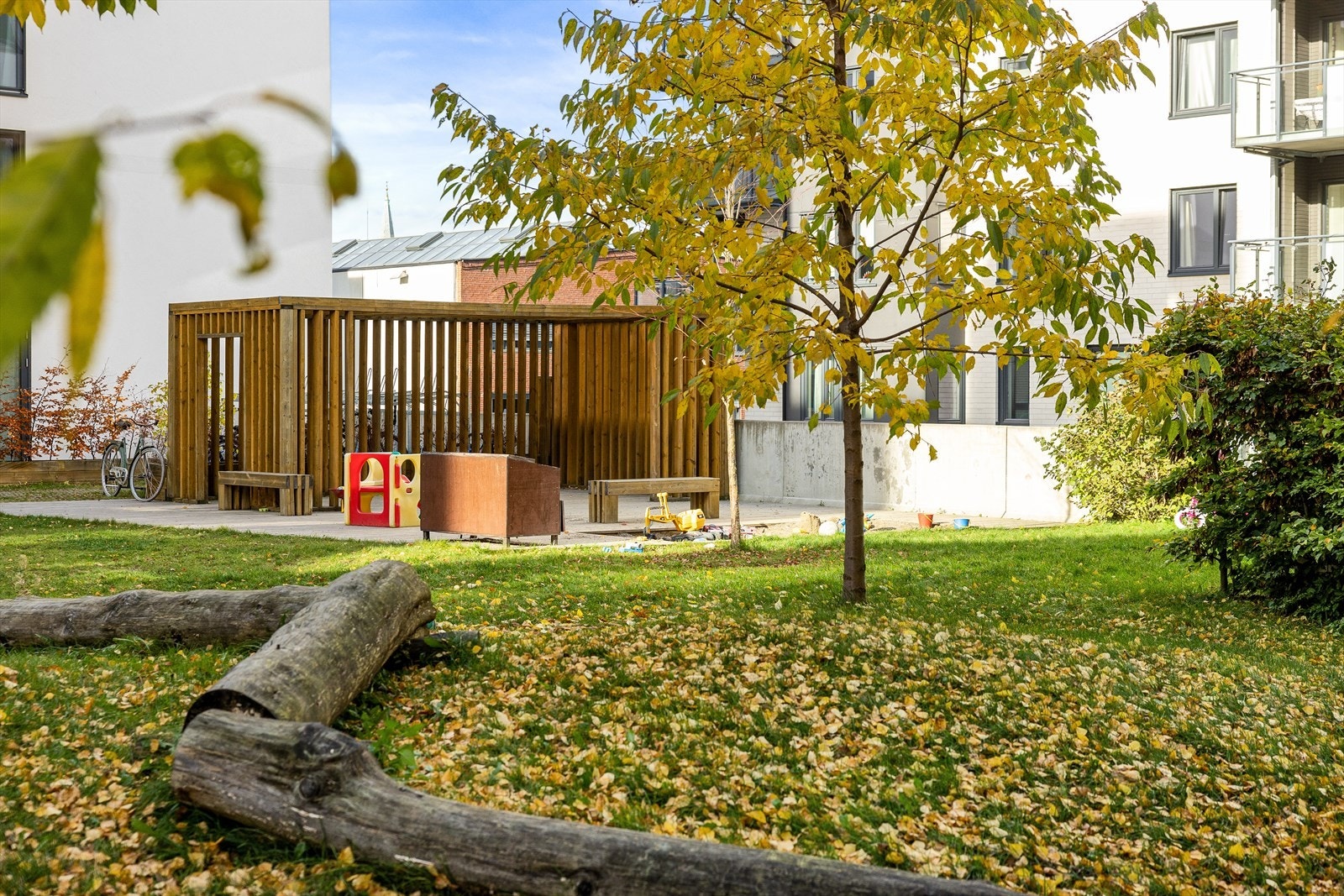 Bakgården er perfekt for småbarnsfamilier og er flittig i bruk Galleribilde