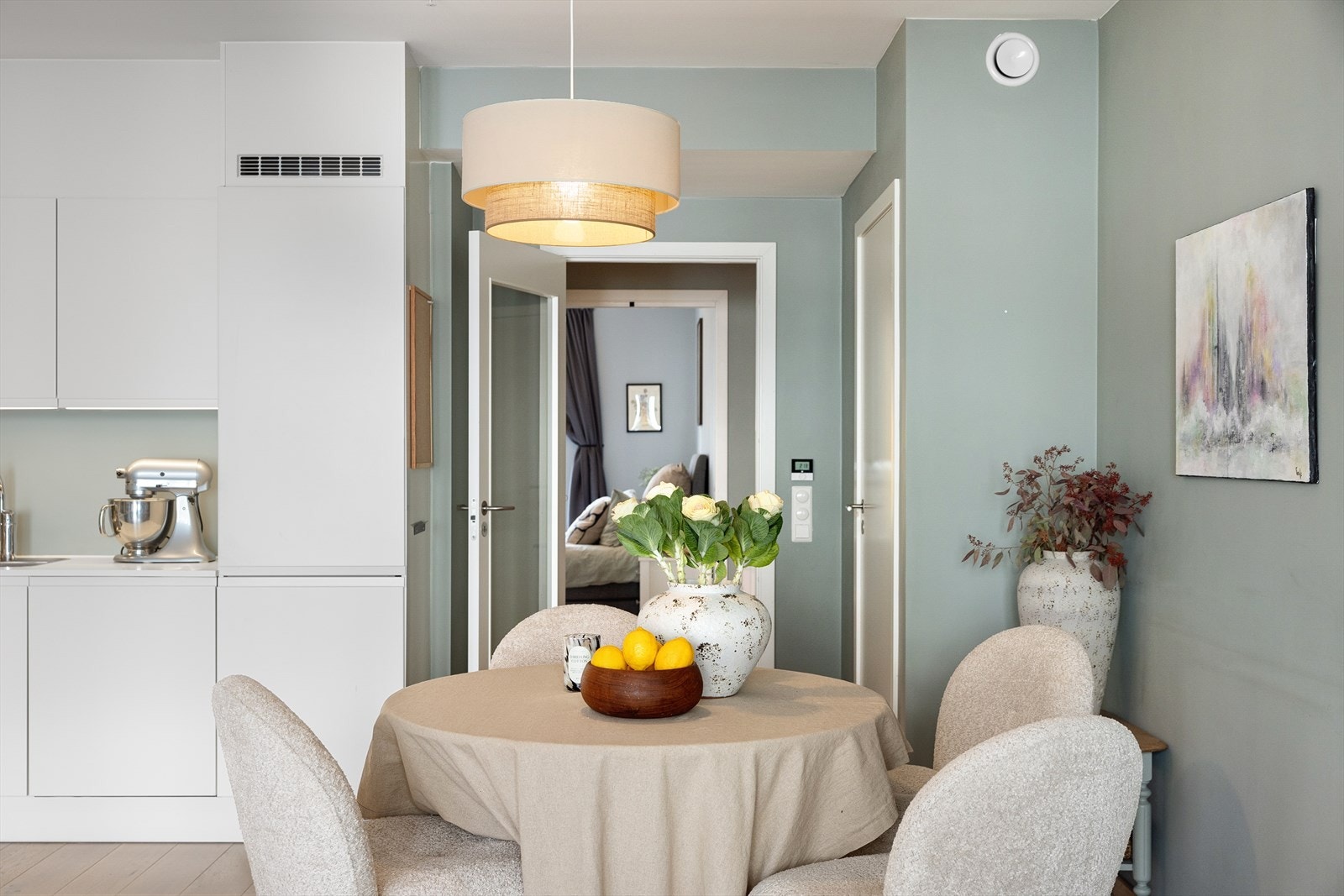 Ved kjøkkenet er god plass til en romslig spisestue som passer for hele familien Galleribilde