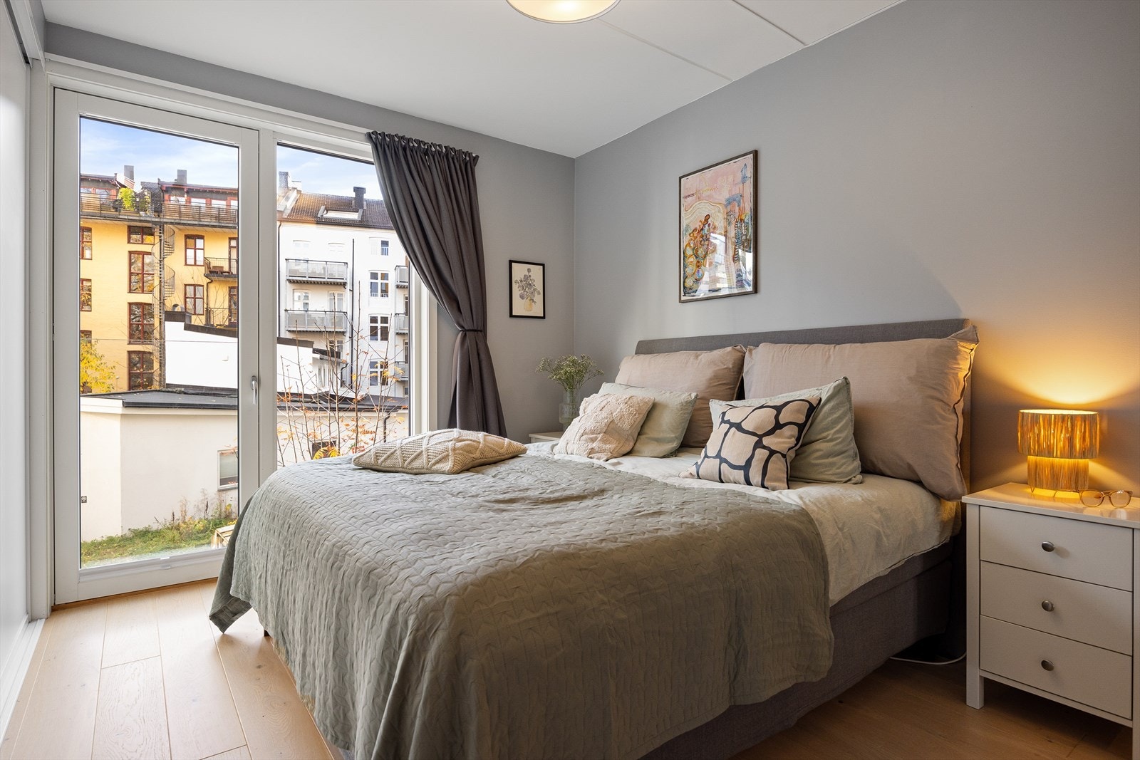 Pent og romslig hovedsoverom med god plass til dobbeltseng og nattbord. Ligger mot rolig gårdsrom Galleribilde