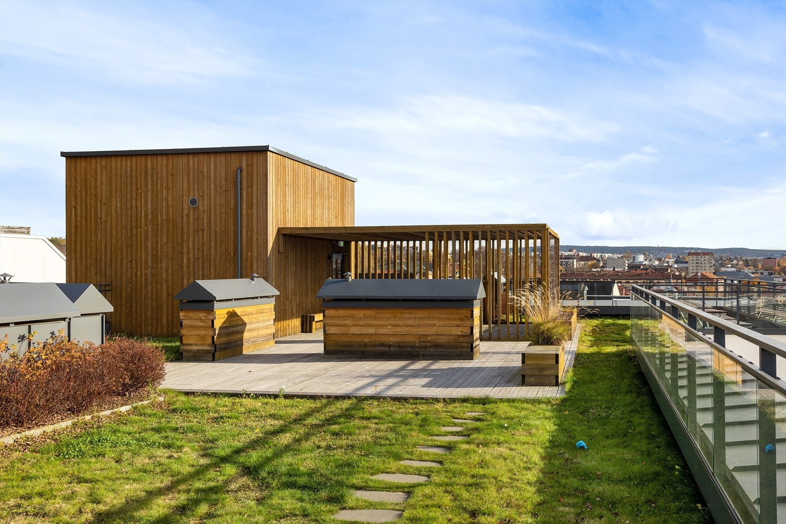 Herlig felles takterrasse med flotte grøntområder og flere sittegrupper Galleribilde