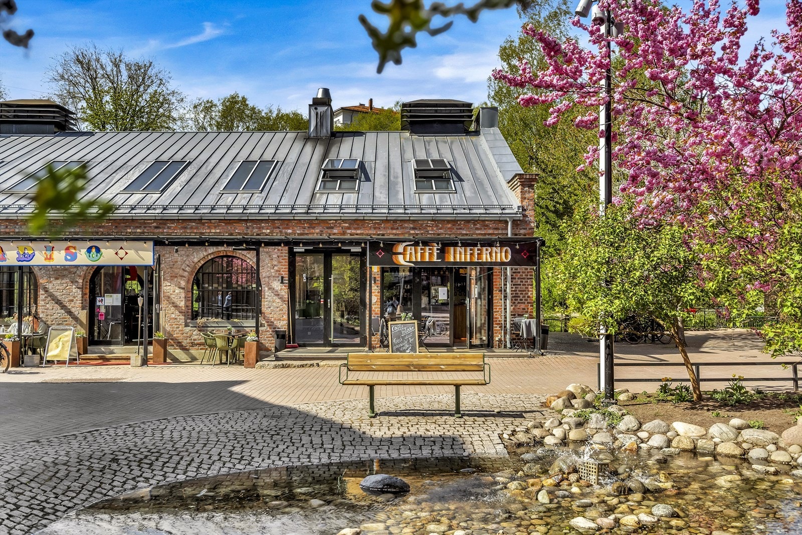 Det finnes flere hyggelige kafeer og restauranter i nærområdet Galleribilde