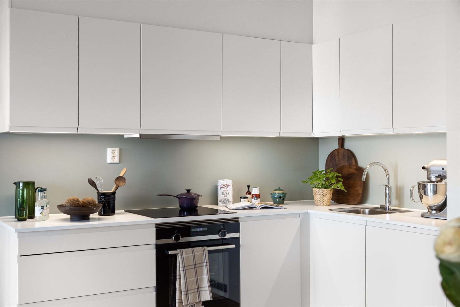 God plass til lagring i både over og underskap. Benkeplate av laminat Galleribilde