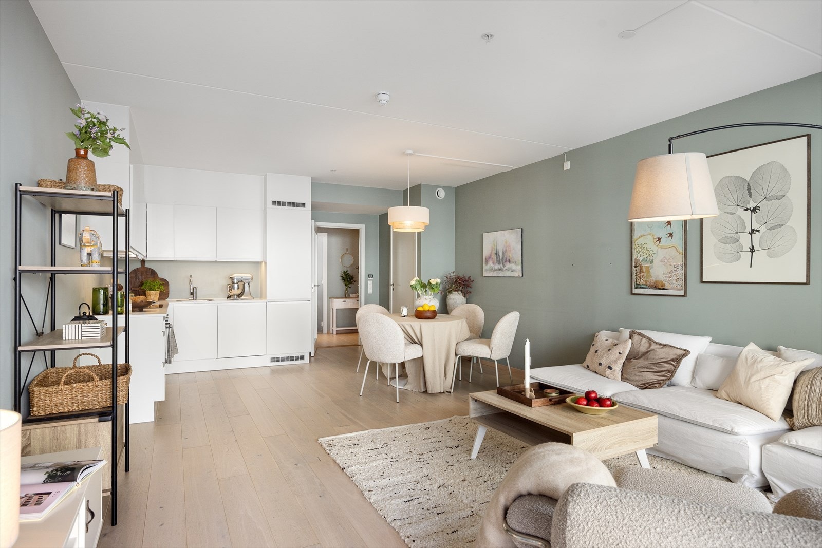 Stuen er i åpen løsning med kjøkkenet, og sammen utgjør de et romslig, lyst og innbydende allrom med fleksible møbleringsmuligheter Galleribilde