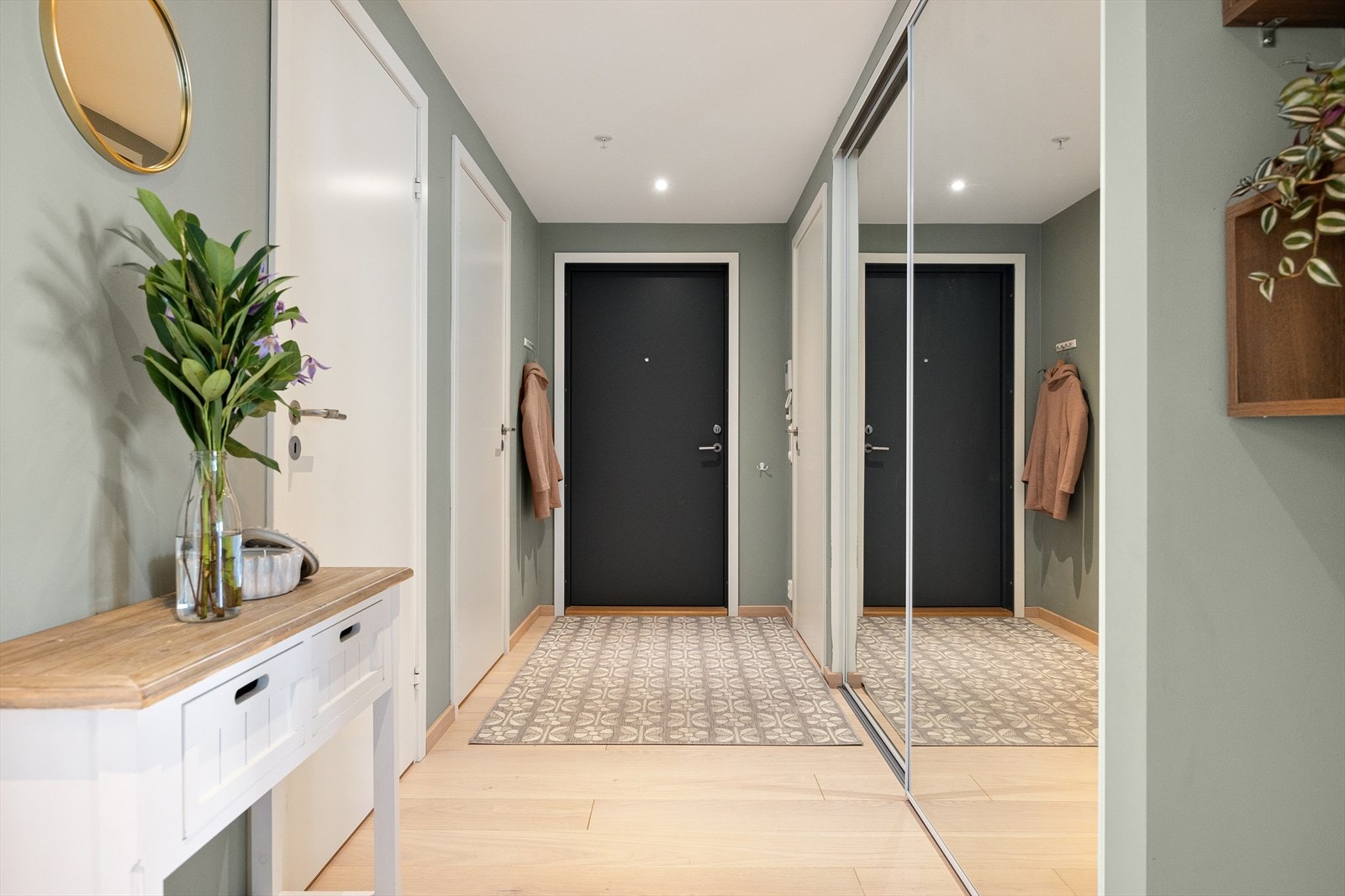 God plass til sko og oppheng av yttertøy i praktisk skyvedørsgarderobe med speilfronter Galleribilde