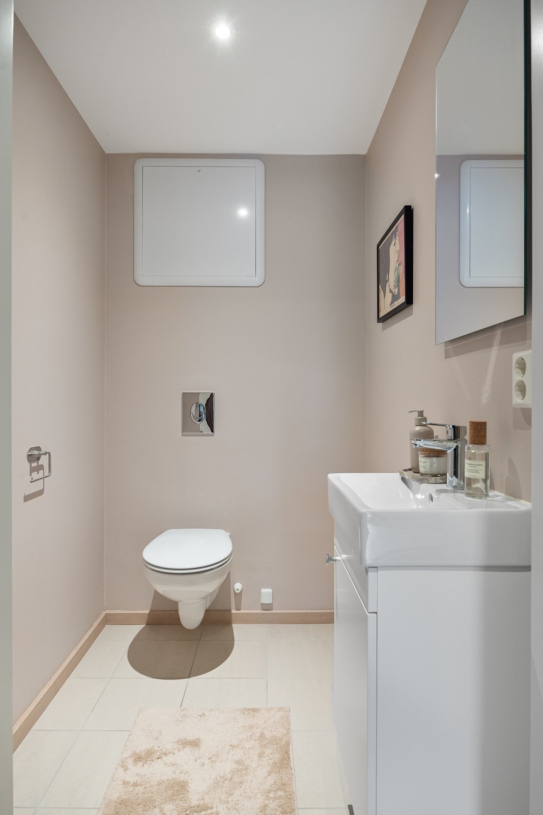 Praktisk toalett plassert i gangen Galleribilde