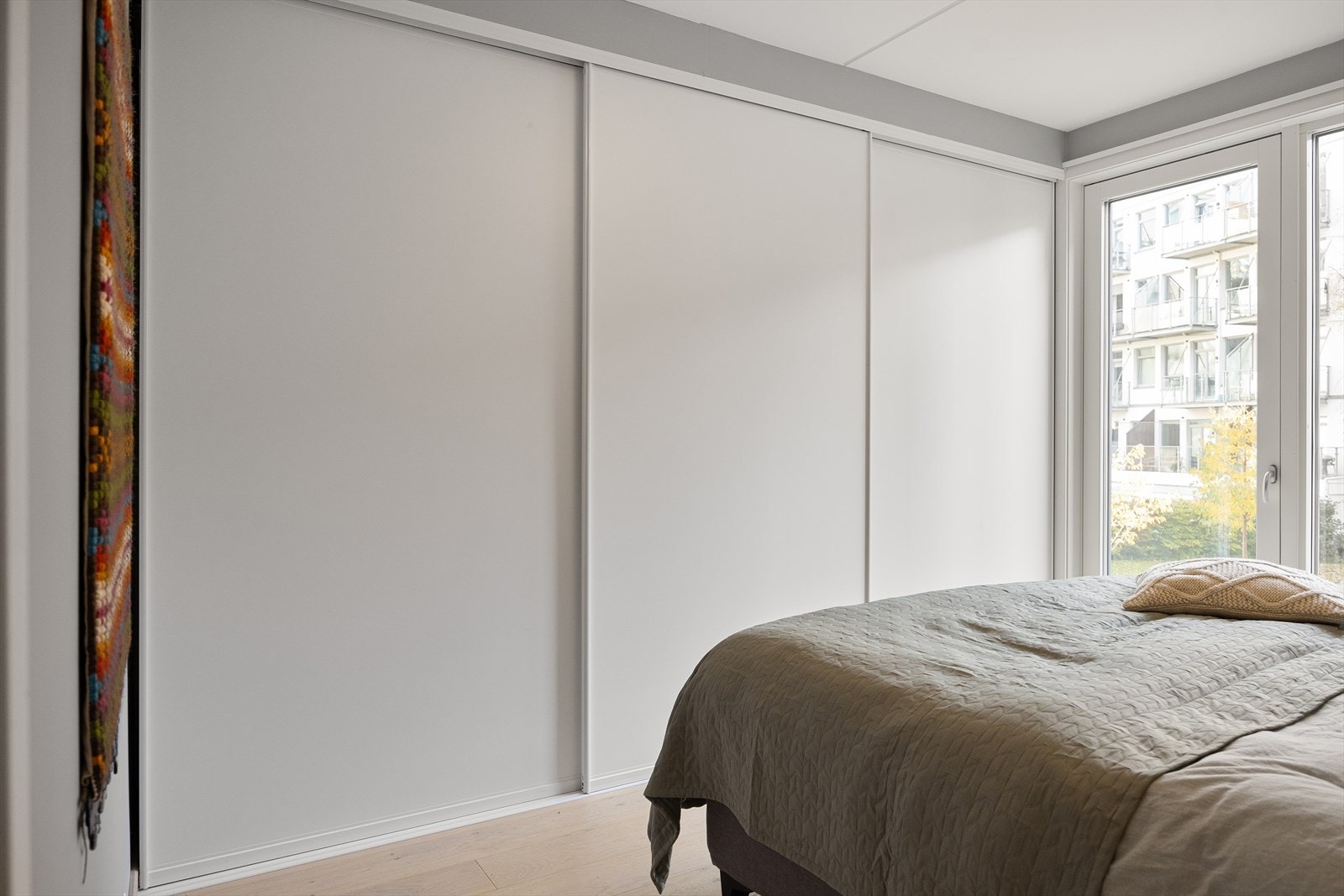 Masse lagringsplass i stor skyvedørsgarderobe! Galleribilde