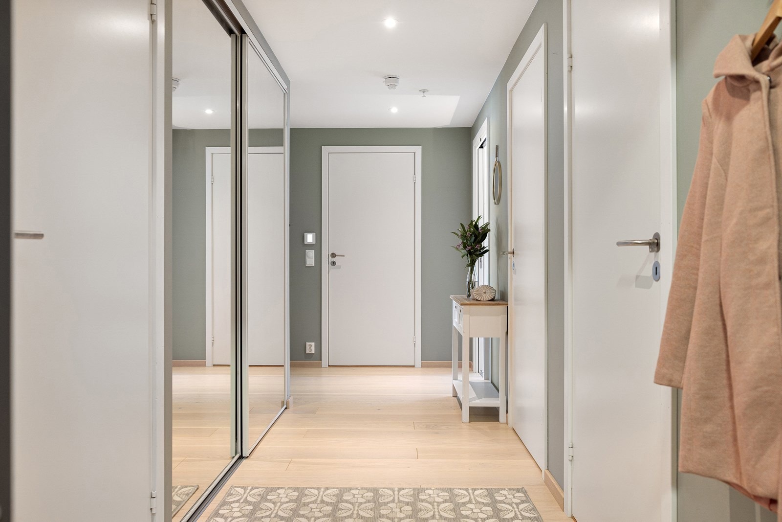 Meget hyggelig og innbydende entré malt i en dus og behagelig farge Galleribilde