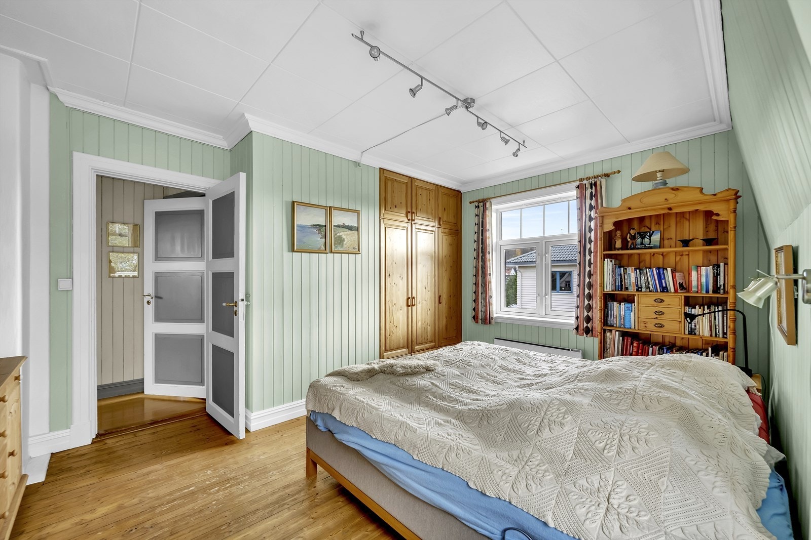 Rommet har plass til dobbeltseng og gode muligheter for garderobeløsning Galleribilde