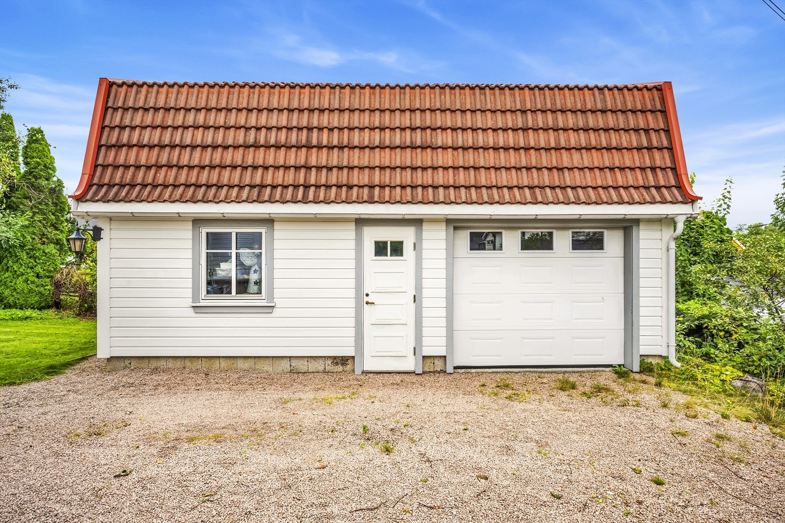 Garasje oppført i 2002 med bod og loft Galleribilde