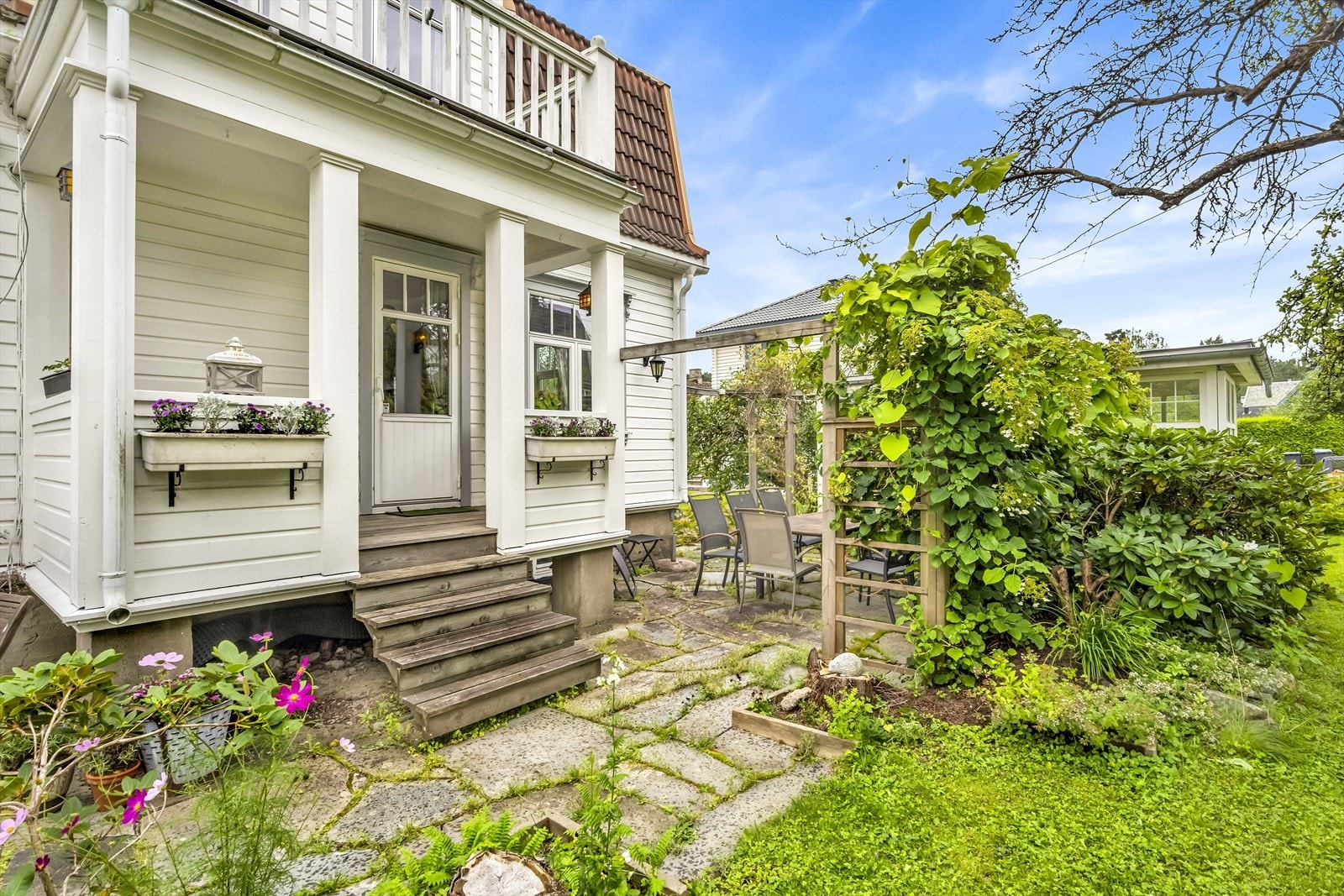 Fra stue er det direkte utgang til balkong og hage med meget gode solforhold Galleribilde