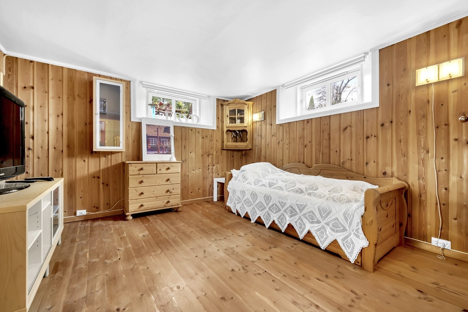 Kjeller er i dag innredet som kjellerstue, vaskerom, hobbyrom, matbod og bod Galleribilde