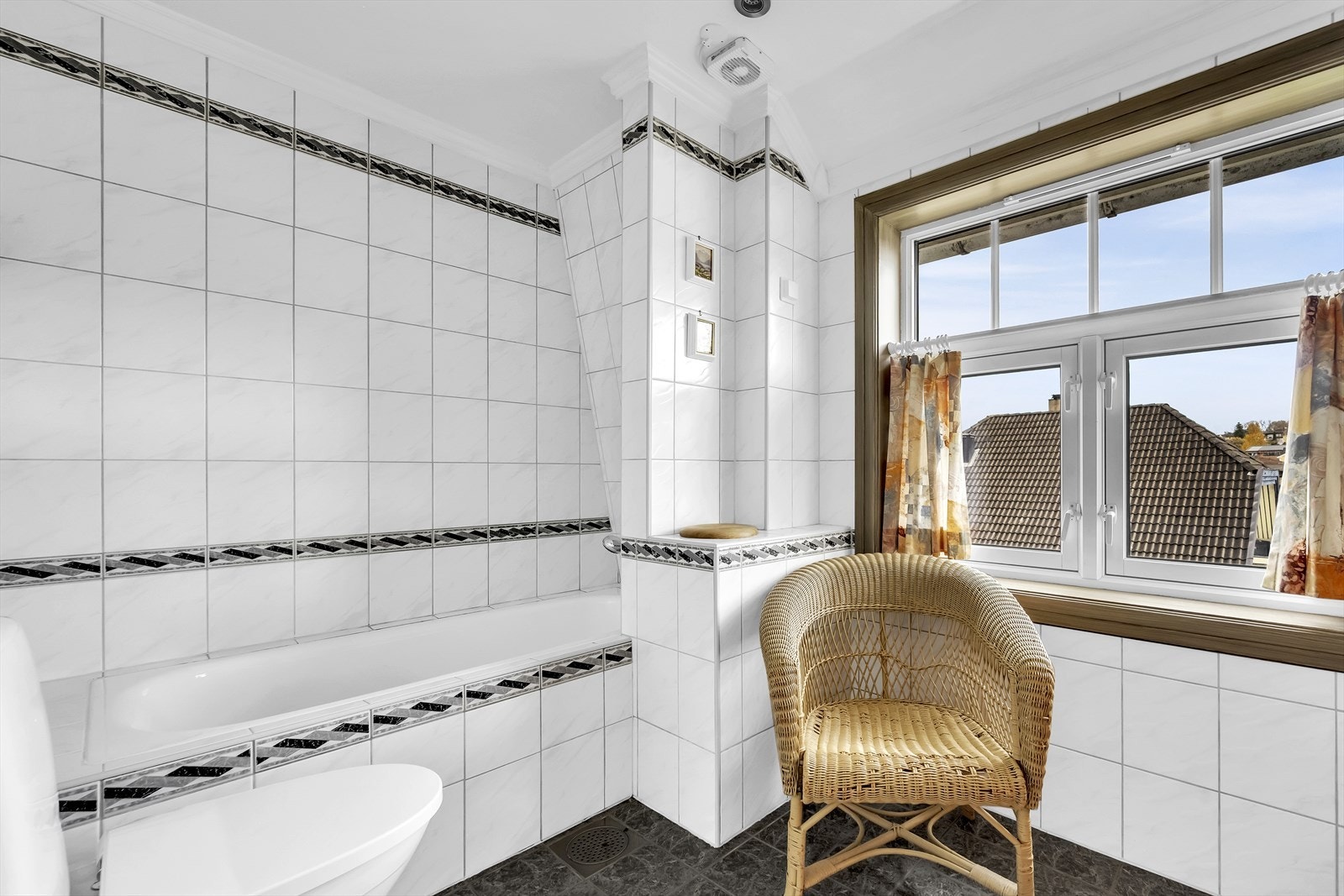 Badet består også av innebygget badekar og gulvstående toalett Galleribilde