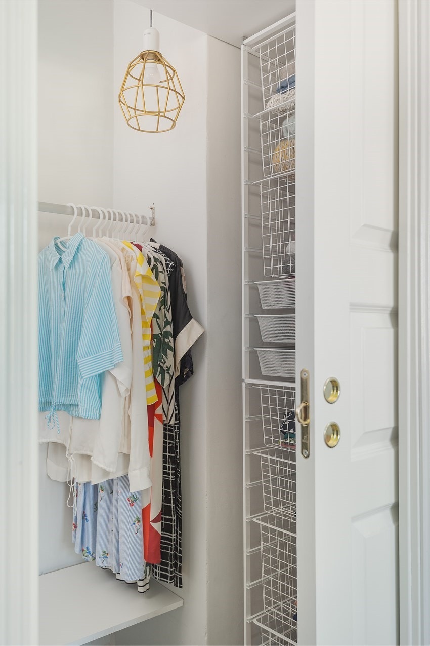 Det er rikelig med oppbevaringsplass i det praktiske walk-in-closet. Galleribilde