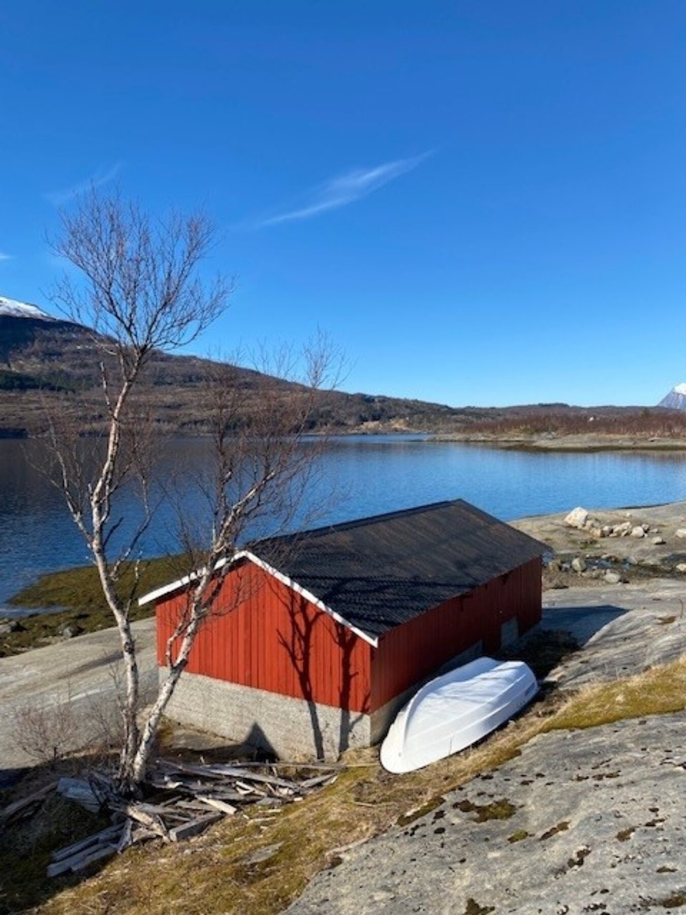 Det medfølger et eldre naust på ca. 29 kvm fint beliggende ved Seivågen - like ved sjøen. Veiadkomst fra Sørfinnsetveien. Galleribilde