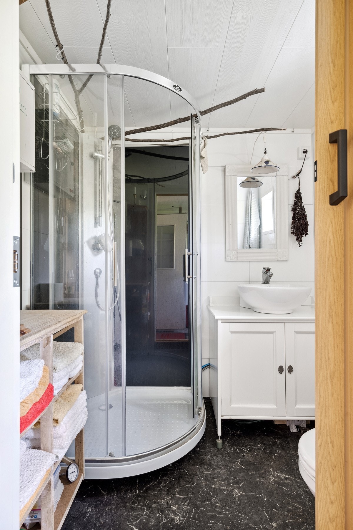 Vann/avløp på badet er også tilkoblet regnvann-systemet som er etablert i kjelleren. Galleribilde