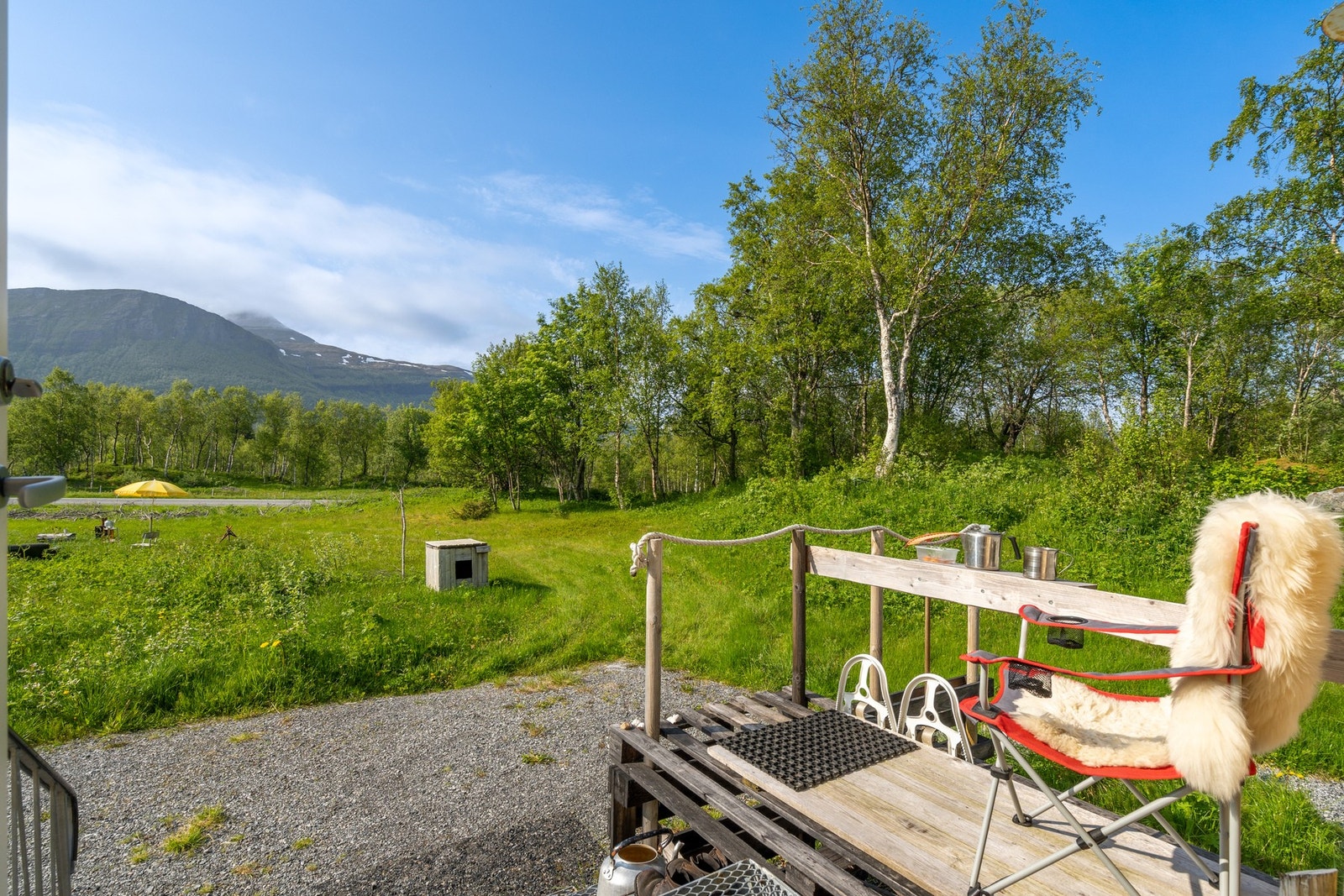 Flotte uteområder - med hele 22,5 dekar boltreplass fordelt over 3 teiger. Det medfølger også naust på ca. 29 kvm ved sjøen i Seivågen. Galleribilde