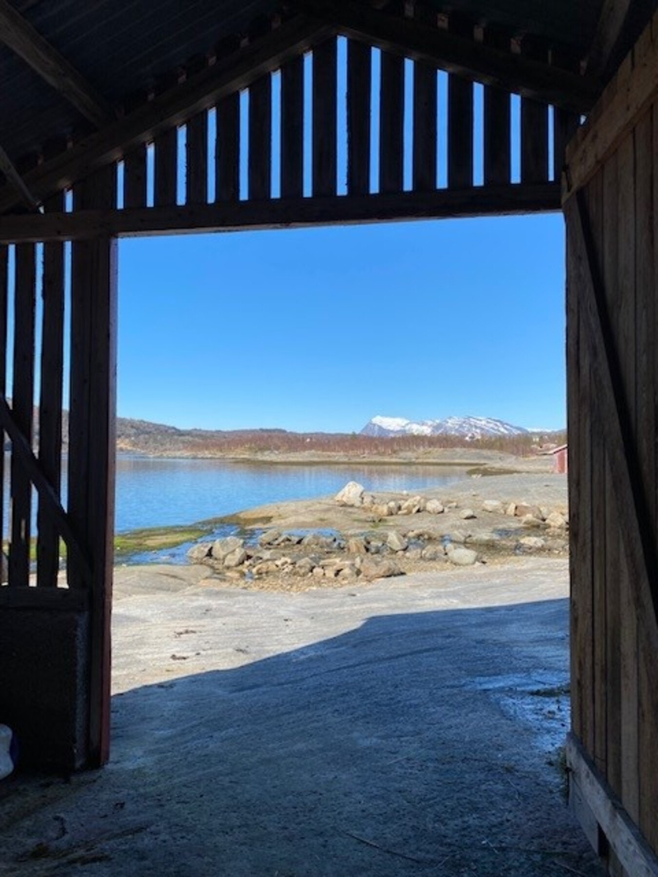 Det medfølger et eldre naust på ca. 29 kvm fint beliggende ved Seivågen - like ved sjøen. Veiadkomst fra Sørfinnsetveien. Galleribilde