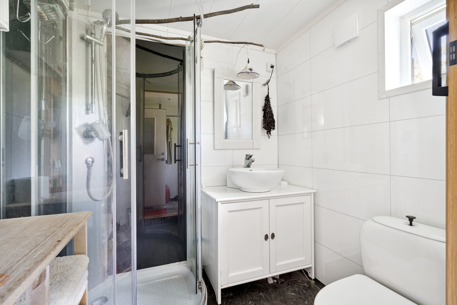 Badet ble renovert i 2019 og megler er forelagt faktura fra håndtverker på utført arbeid. Galleribilde