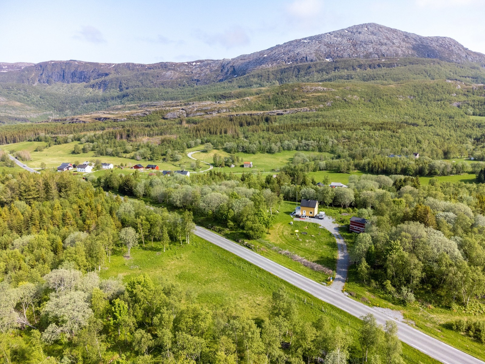 Boligen strekker seg over to plan + kjeller, og inneholder blant annet tre soverom, stue/kjøkken, gang/entré og bad. I tillegg er det på eiendommen satt opp låve og naust. Galleribilde