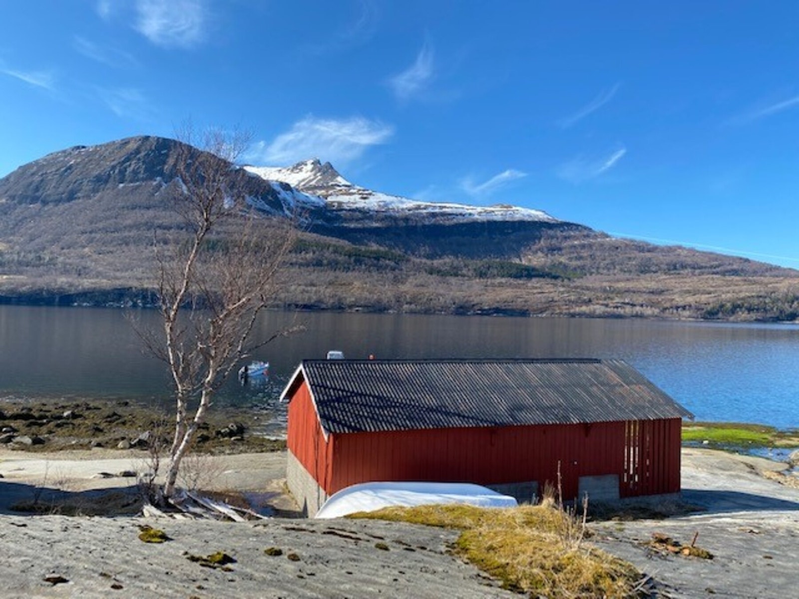 Det medfølger et eldre naust på ca. 29 kvm fint beliggende ved Seivågen - like ved sjøen. Veiadkomst fra Sørfinnsetveien. Galleribilde