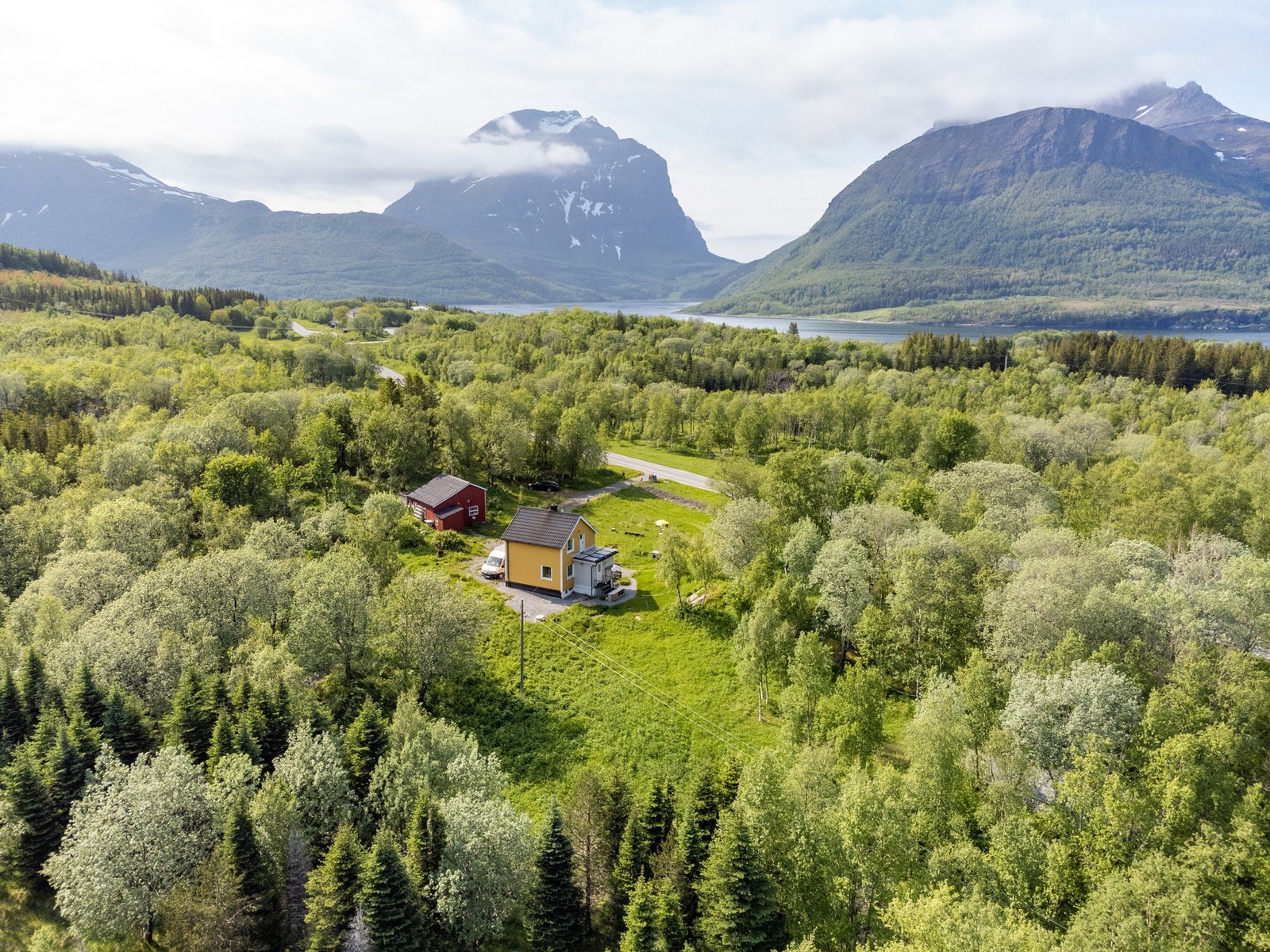 Boligen er ikke tilknyttet offentlig vanntilførsel - men dette er løst via regnvann. "Basen" for vannet er i kjelleren, med 1000-liters beholdere tilknyttet filtreringssystem. Galleribilde