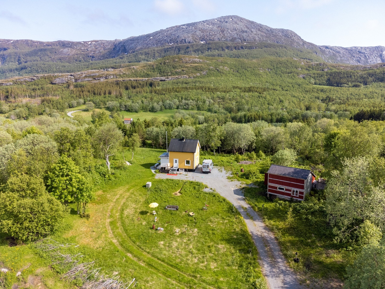 Eiendommen består av fritidsbolig, naust og låve - på i overkant av 22 måls tomt.
Velkommen til visning! Galleribilde