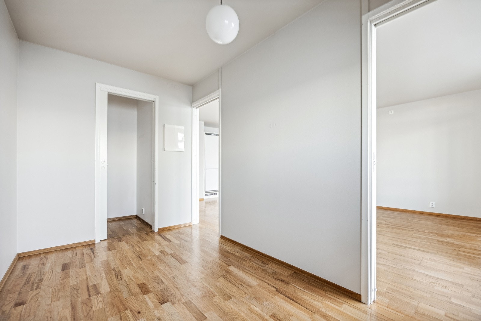 Tilknyttet soverommet er det et praktisk walk-in closet på ca. 2 kvm. Her er det godt med lagringsplass. Galleribilde