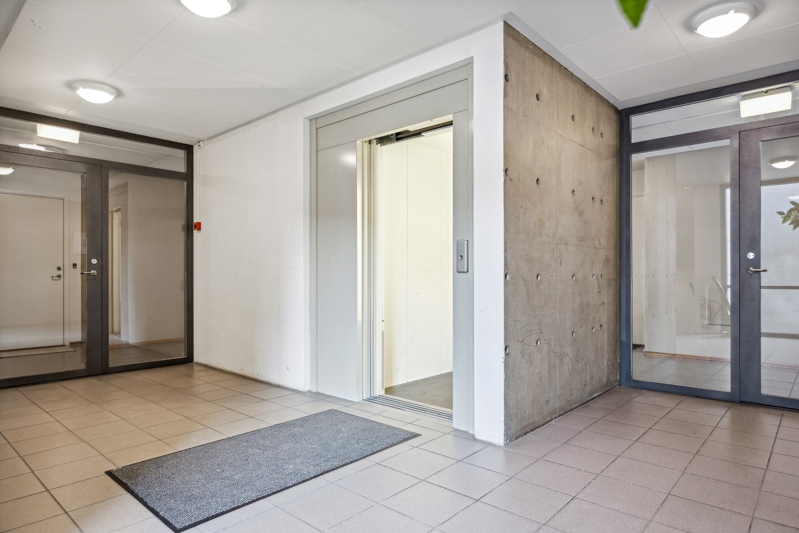 Bygget er utstyrt med heis som gir enkel og bekvem adkomst til leiligheten og til garasjekjeller. Galleribilde