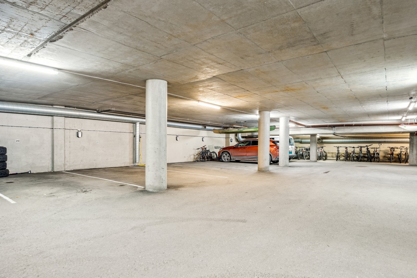 Leiligheten har egen parkeringsplass nr. 20 i oppvarmet p-kjellerkjeller. Galleribilde