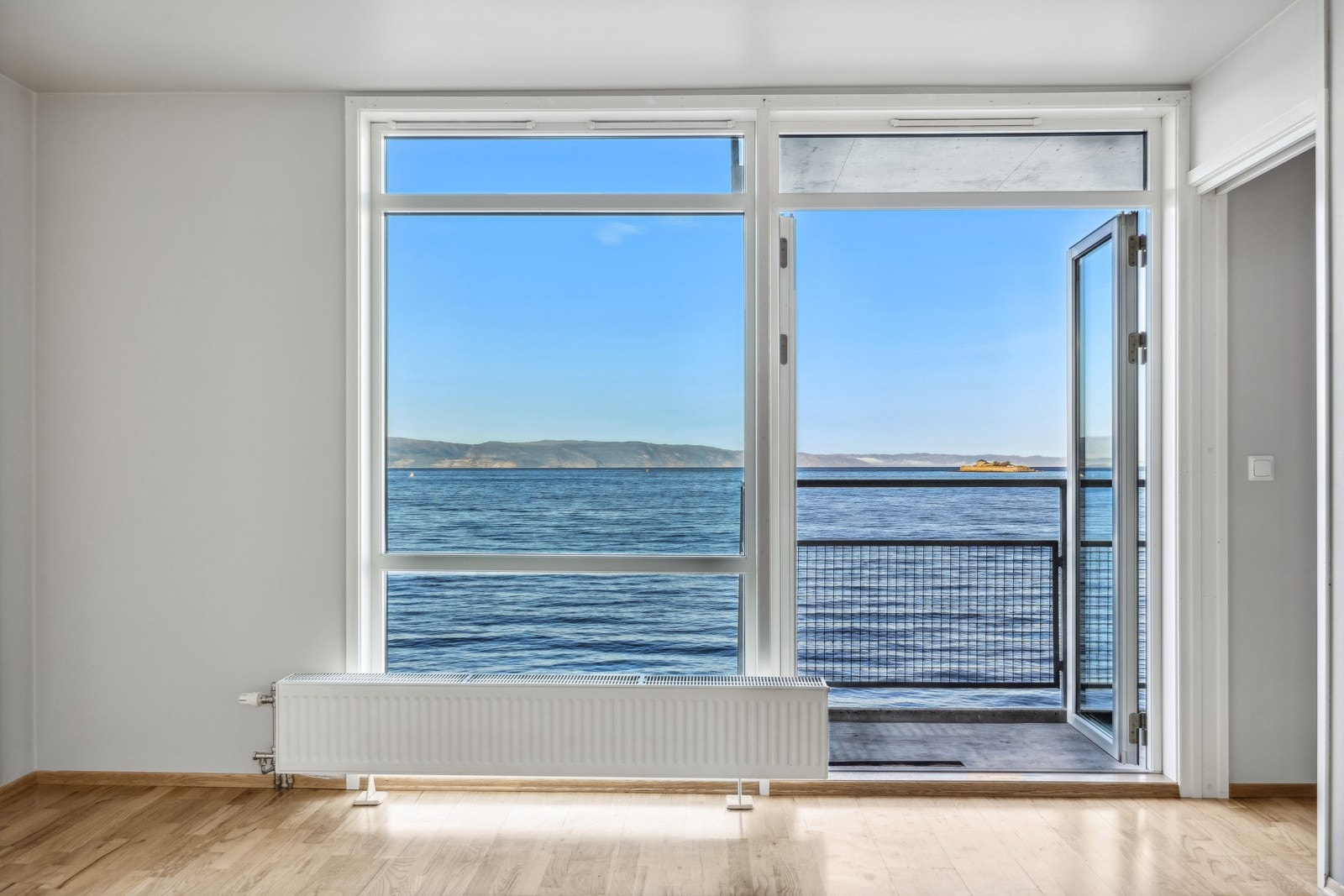 Leiligheten er malt i lyse farger, noe som skaper en behagelig og naturlig lys atmosfære. Galleribilde