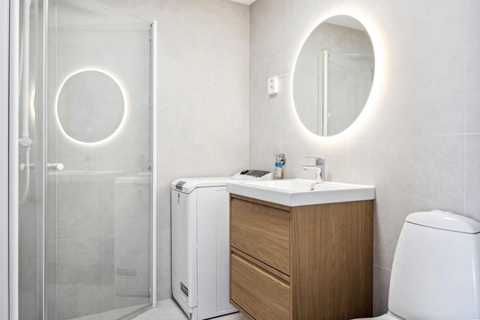 På badet finner du vegghengt servant, dusjhjørne med innfellbare dører og opplegg for vaskmaskin. Galleribilde