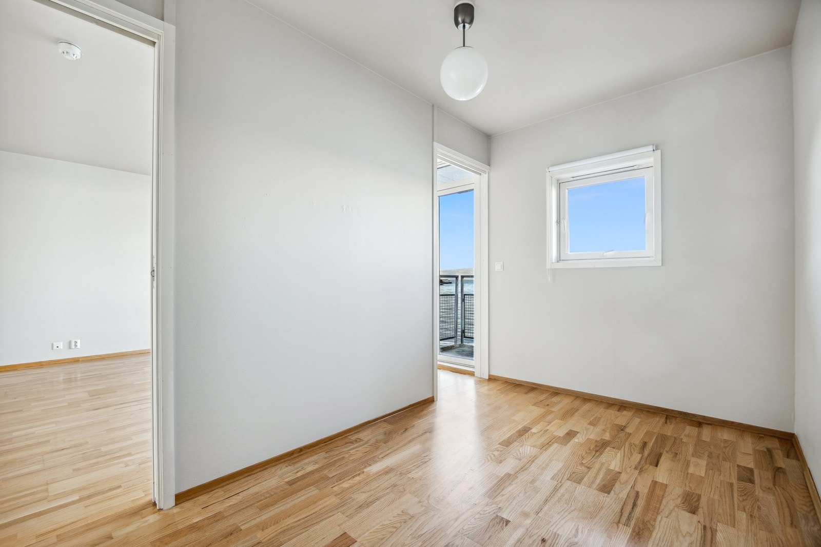 Soverom på ca. 8 kvm. med 2 skyvedører. Her er det god plass til seng. Galleribilde