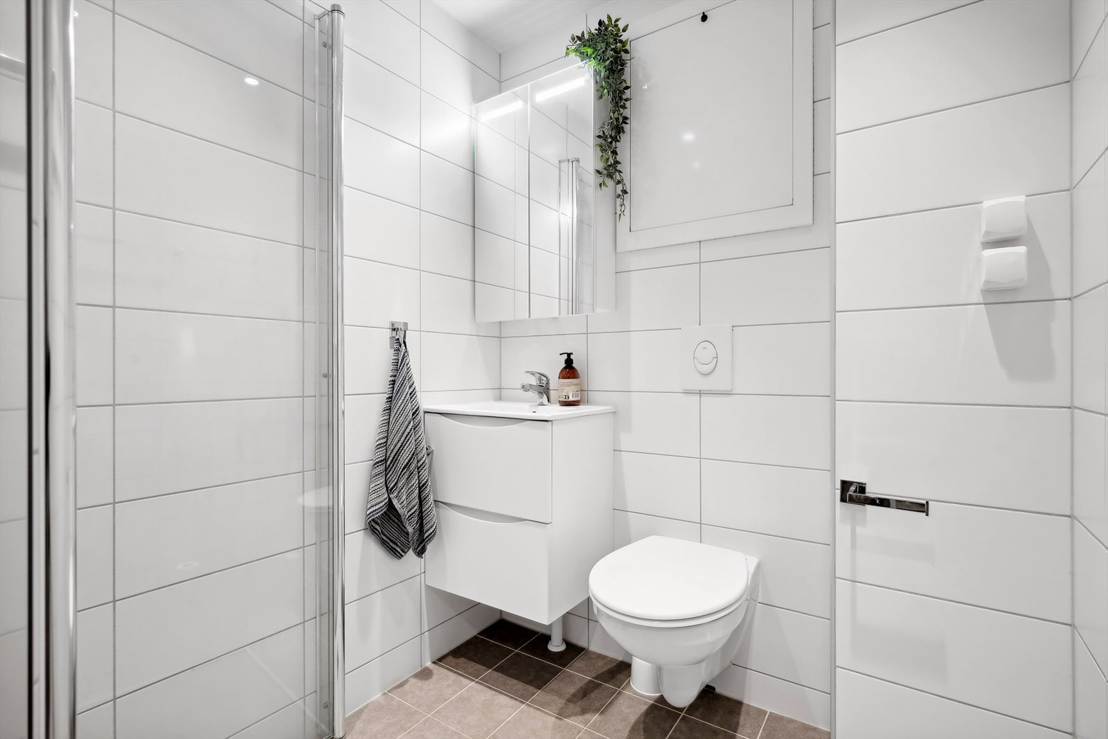 Badet ble renovert i regi av borettslaget i 2021, og er pent flislagt med behagelig gulvvarme Galleribilde