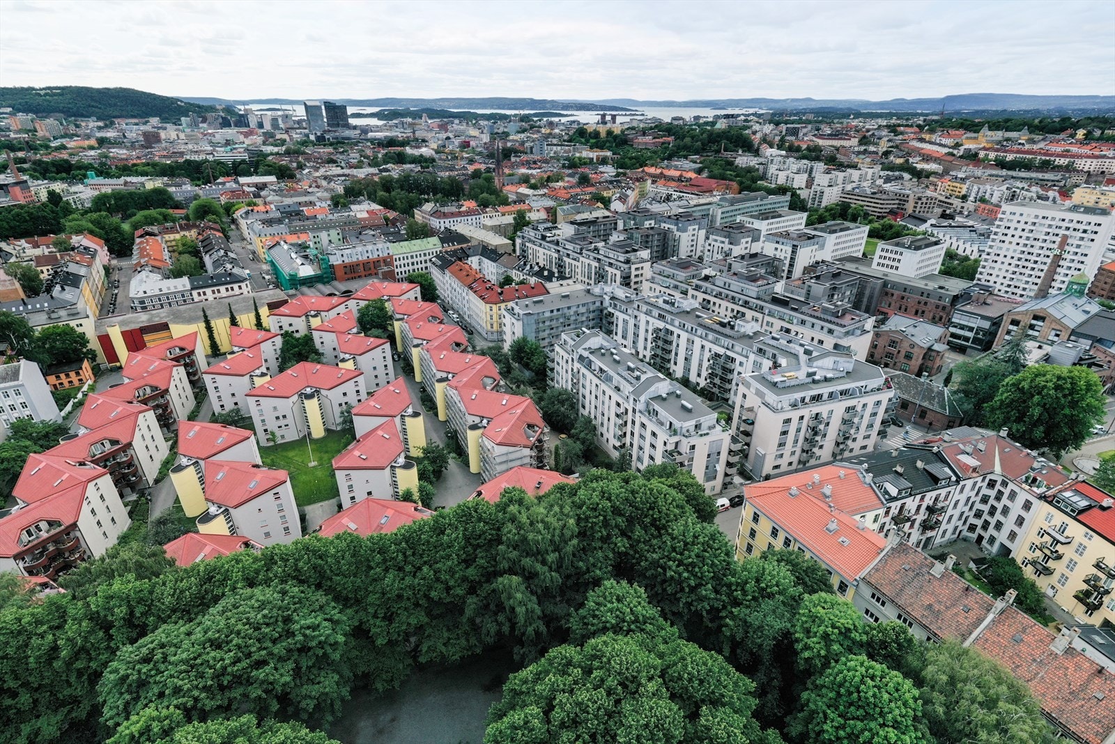 Dronebilde over Ringnes Park øst. Leilighetsbygget ligger helt til høyre på bildet Galleribilde