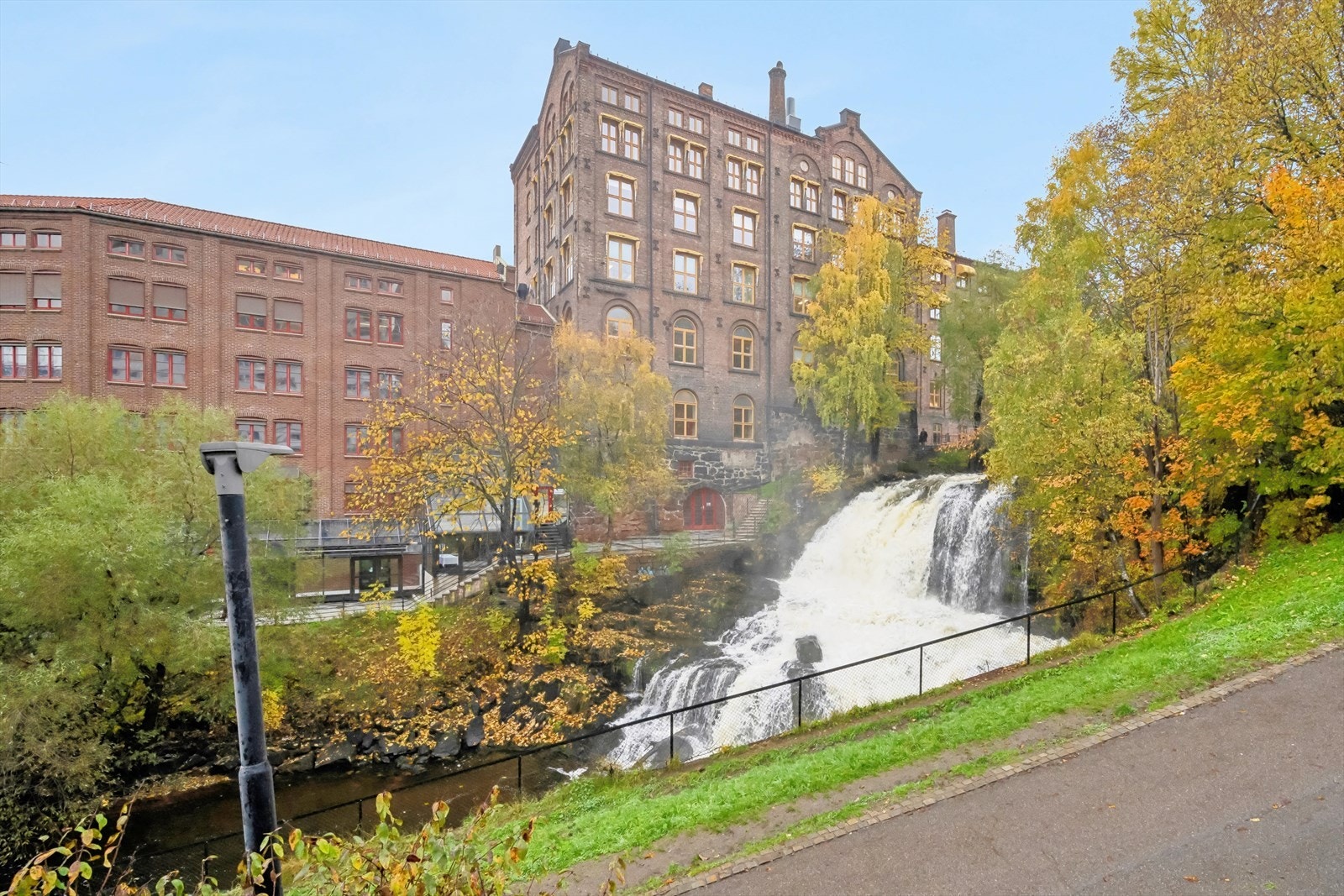 Thorvald Meyers gate 5 befinner seg sentralt, men tilbaketrukket like ved vakre Akerselva Galleribilde