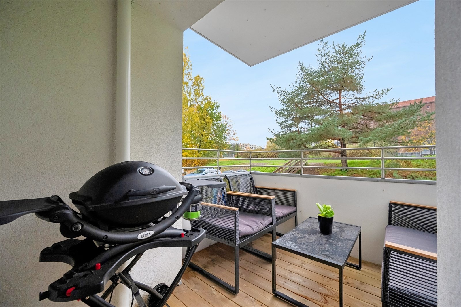 Fin vestvendt balkong på 5m² med god plass til møblement Galleribilde
