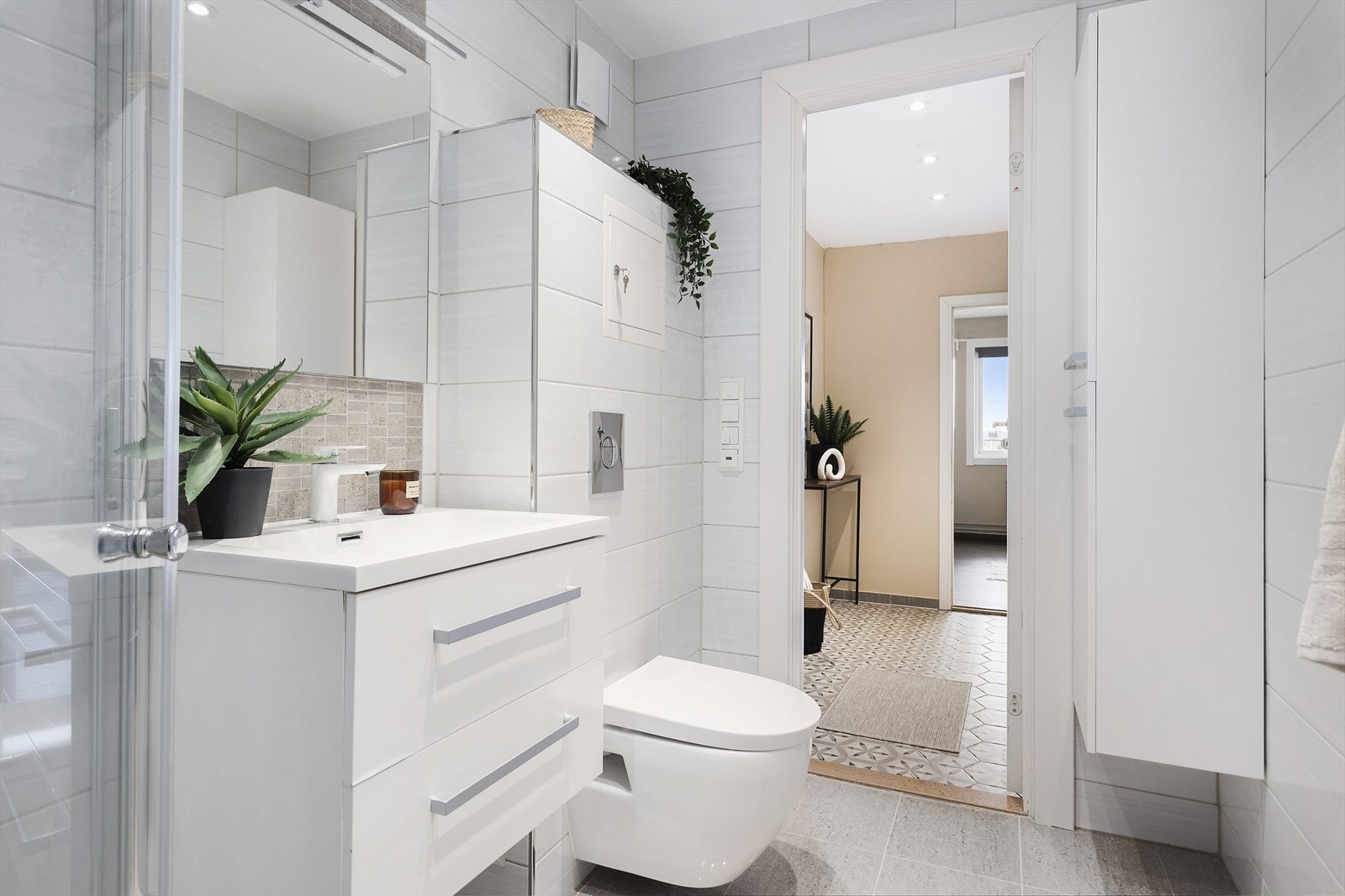 Lekkert flislagt bad fra 2018 med varmekabler. Galleribilde