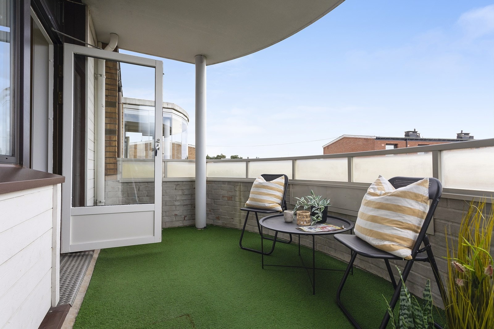 God plass til utemøbler og grill. Galleribilde