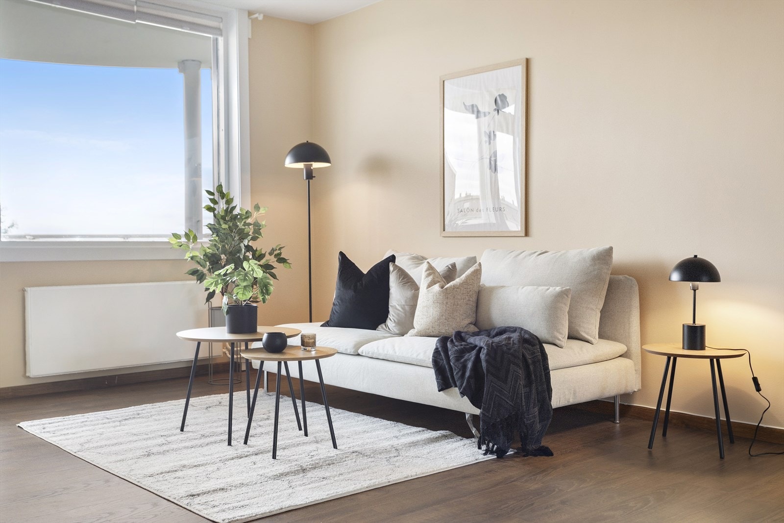 Store vindusflater gir rikelig med naturlig lys inn. Galleribilde