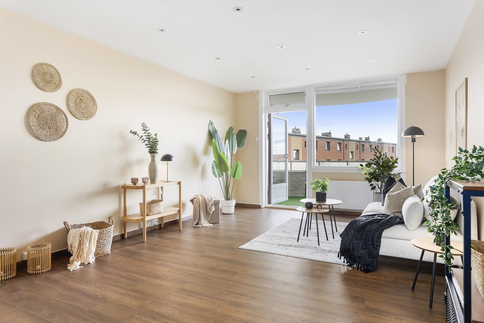 Stor stue med god plass til sofagruppe, tv-seksjon, spisebord og ytterligere møblement. Galleribilde