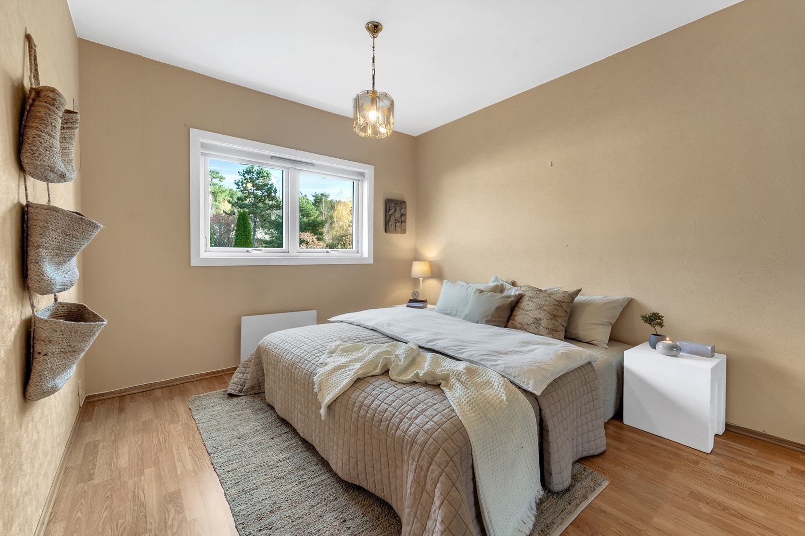 Soverom 1 med laminat på gulv, tapet på vegger og malt tak. Rommet har montert en stor og praktisk speil skyvedørsgarderobe. Galleribilde