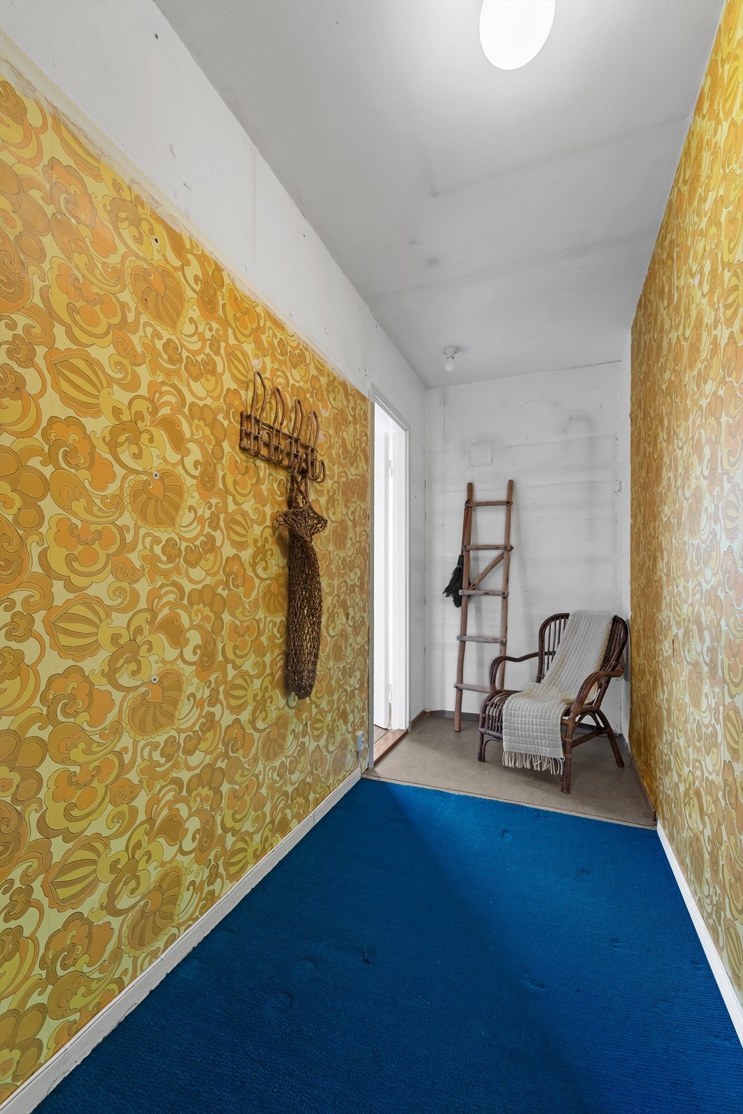 Innvendig bod med belegg på gulv og malte overflater. Galleribilde