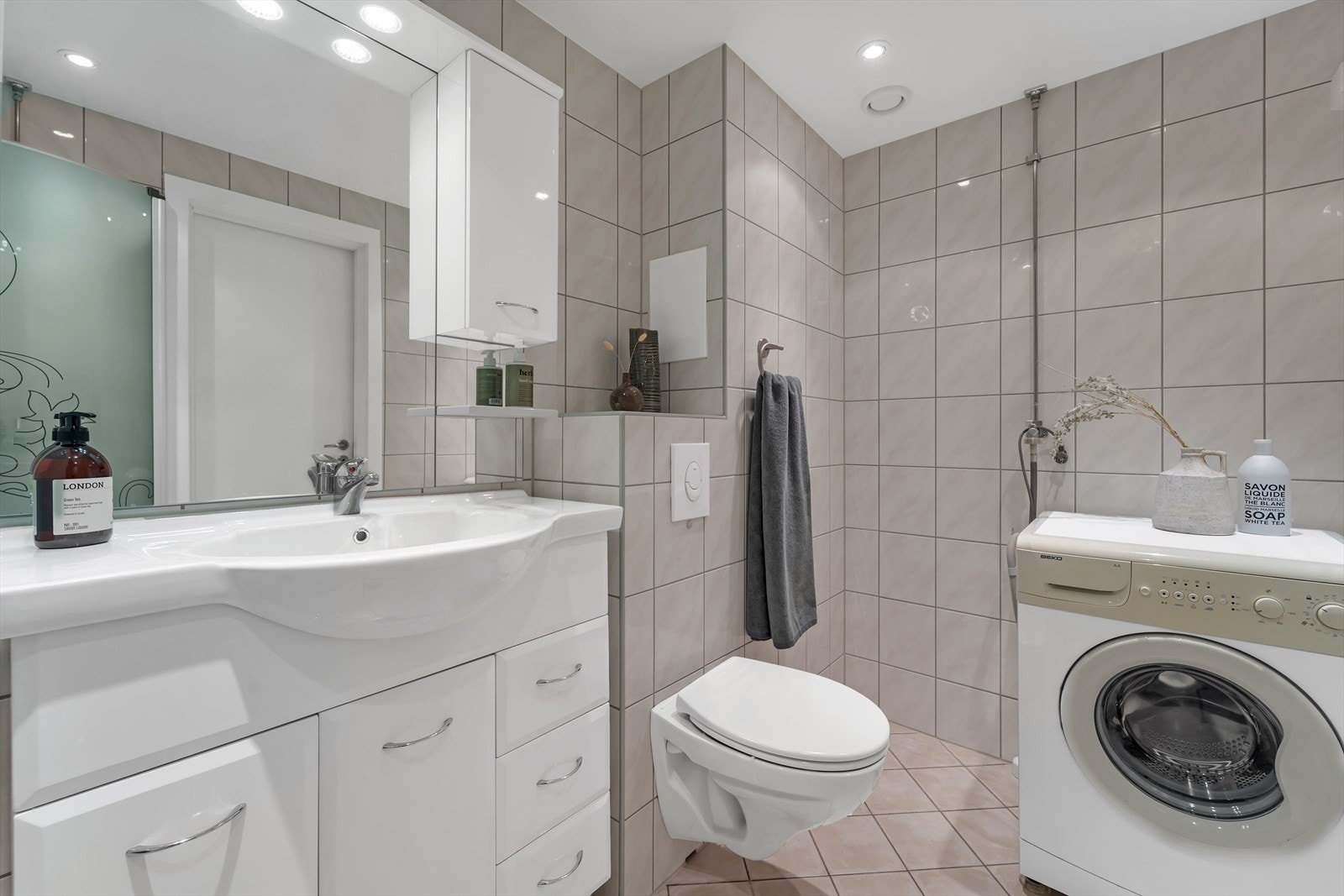 Pent nyere bad med fliser på gulv og vegger, malt tak med downlights. Bad/wc ble rehabilitert i regi av borettslaget i november 2011 med nye overflater, membranløsninger, sluk, røropplegg og sanitærutstyr. Galleribilde