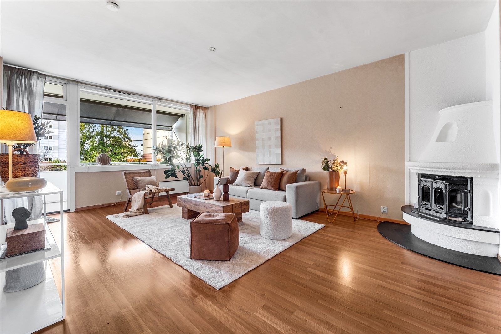 Romslig stue med laminat på gulv med varmefolie, tapet på vegger og malt tak. Det er montert peis med innsats i stue og pipeløp som ligger mellom i stue og soverom. Det er utført piperehabilitering i regi av borettslaget i 2018/19. Galleribilde